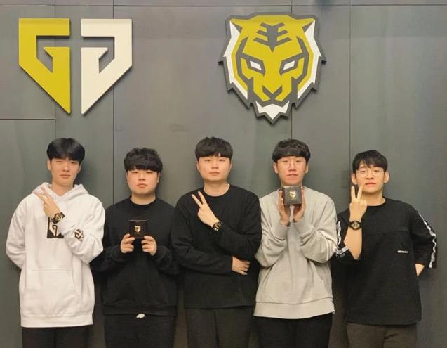 在欧冠中走 在欧冠中走