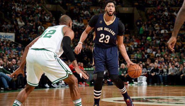 她在接受采 她在接受采